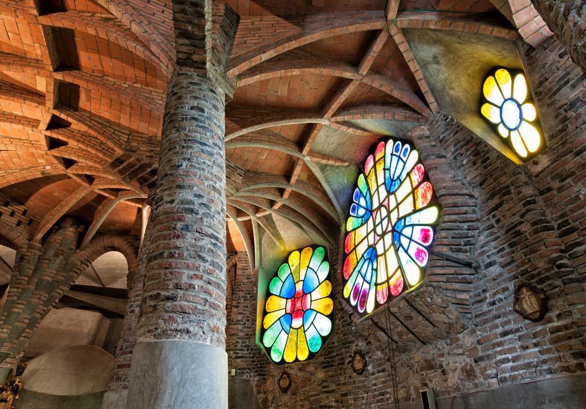 Visita amb audioguia a la Cripta Gaudí i a la Colònia Güell 2