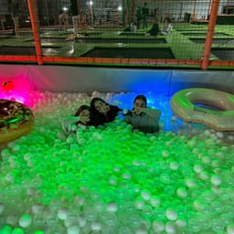 Explora un món de diversió en Buhda Jump!