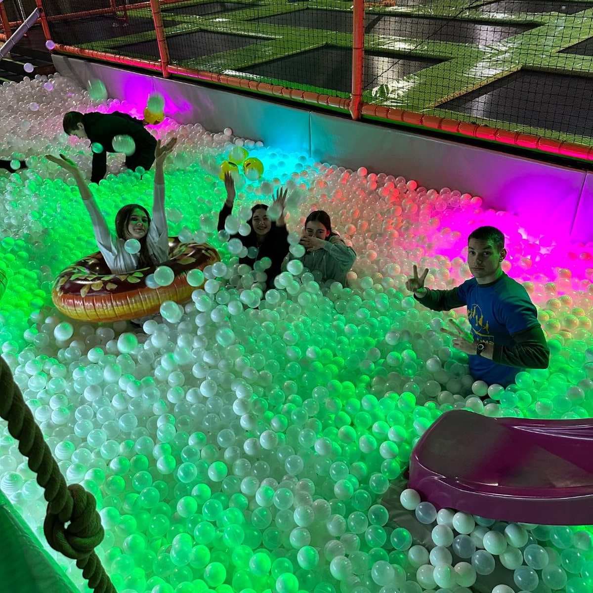 Explora un món de diversió en Buhda Jump! 3