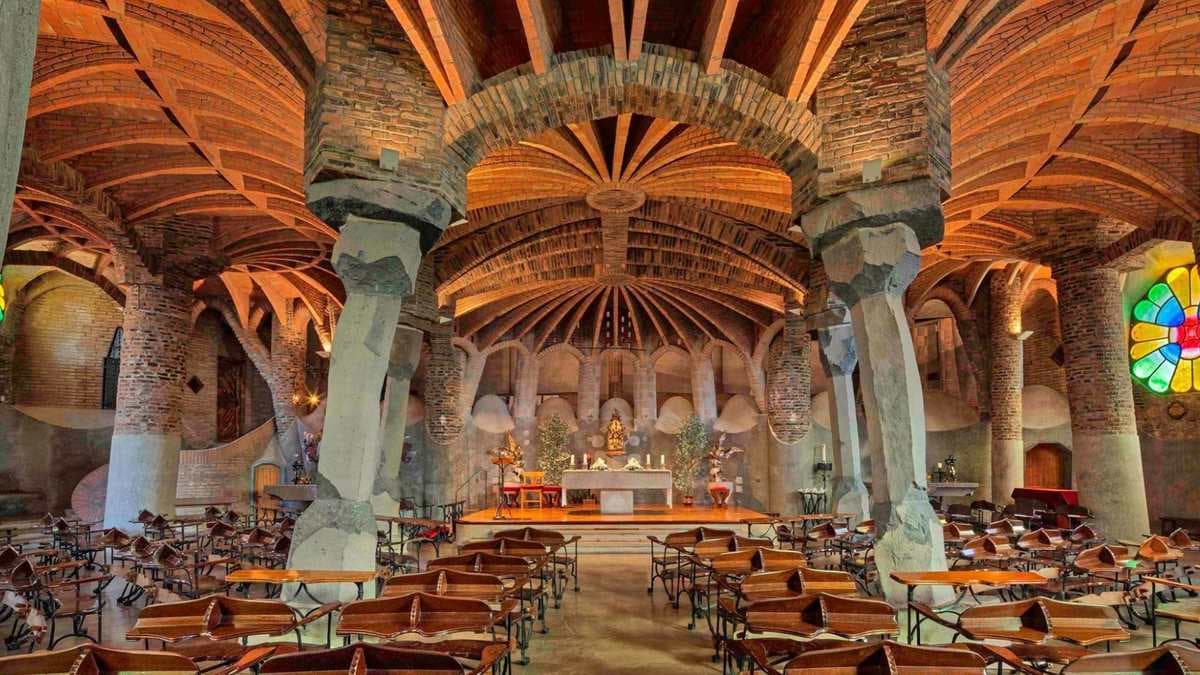 Visita amb audioguia a la Cripta Gaudí i a la Colònia Güell