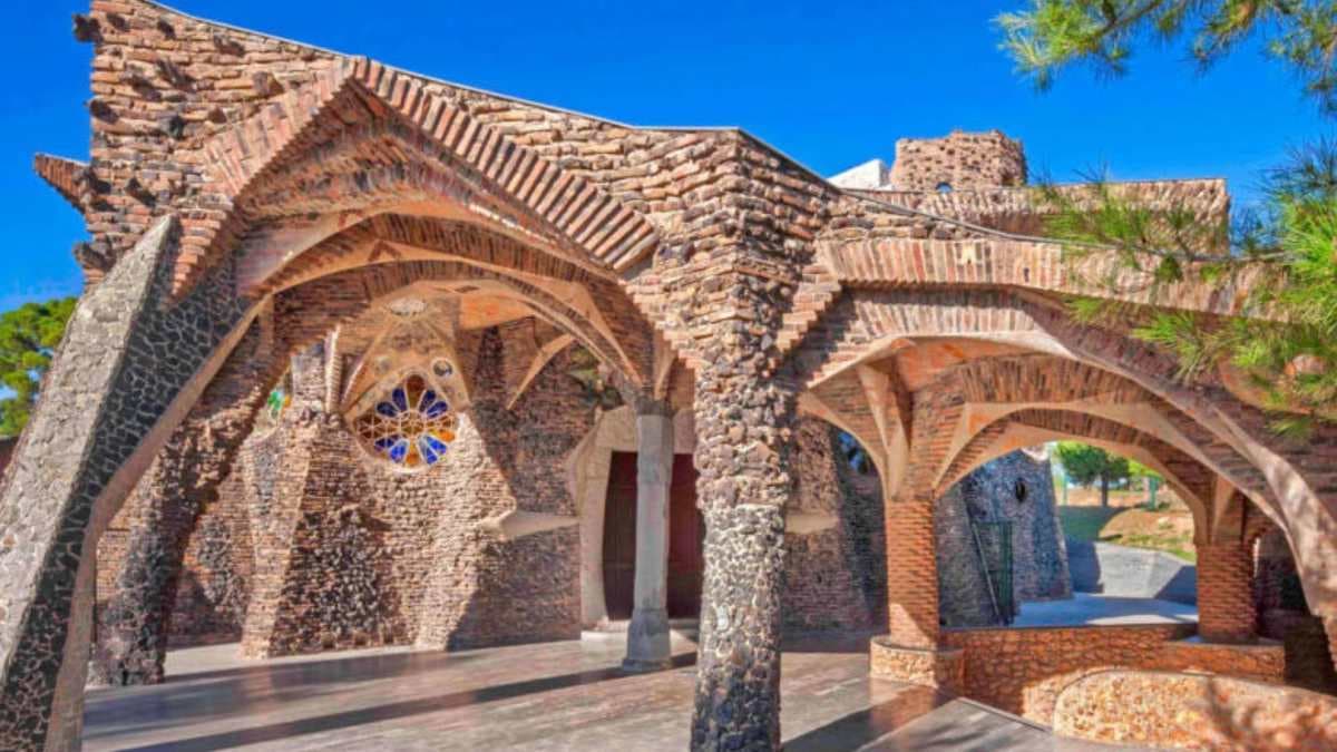 Visita amb audioguia a la Cripta Gaudí i a la Colònia Güell 3