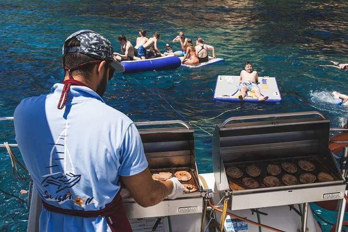 Paseo en Catamarán a Vela con Barbacoa y Bebidas por Costa Brava 2