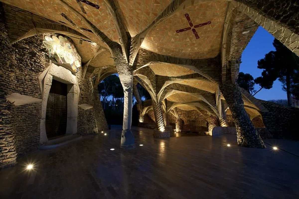 Visita amb audioguia a la Cripta Gaudí i a la Colònia Güell 4