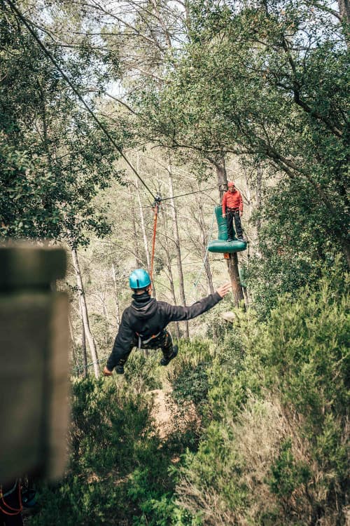 Aventura entre els Arbres: Desafia la Gravetat amb Total Seguretat