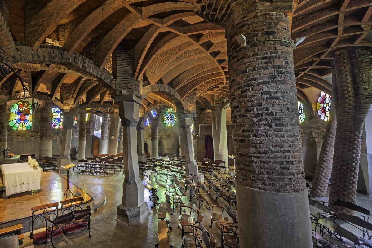 Visita amb audioguia a la Cripta Gaudí i a la Colònia Güell 5